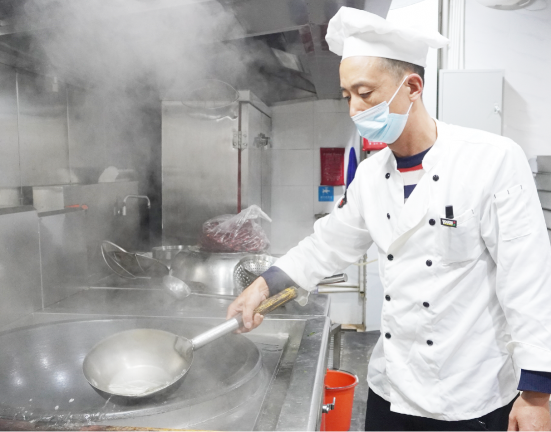 【太阳成集团tyc7111cc药业30周年人物专访】同心30载 同行太阳成集团tyc7111cc人——（三十三）杨义：让大家吃饱吃好 全身心投入到工作中